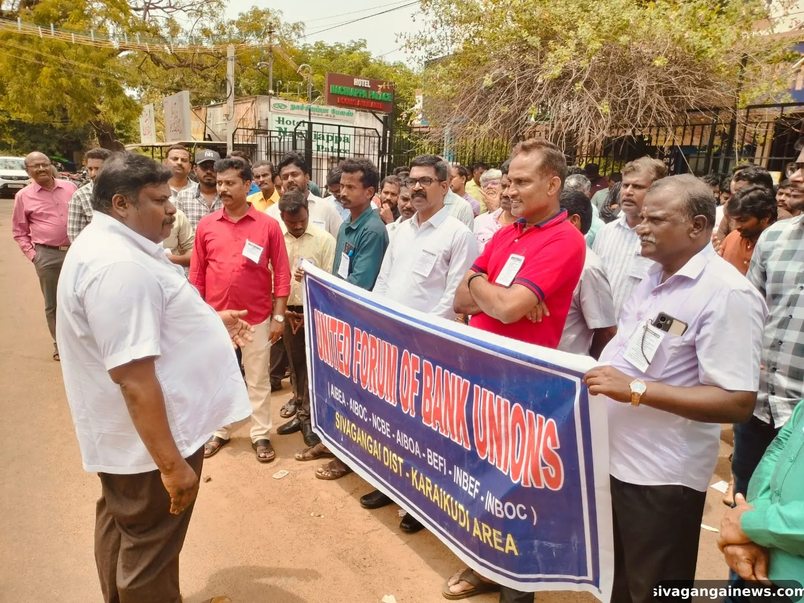 காரைக்குடியில் வங்கி ஊழியர்கள் ஆர்ப்பாட்டம்