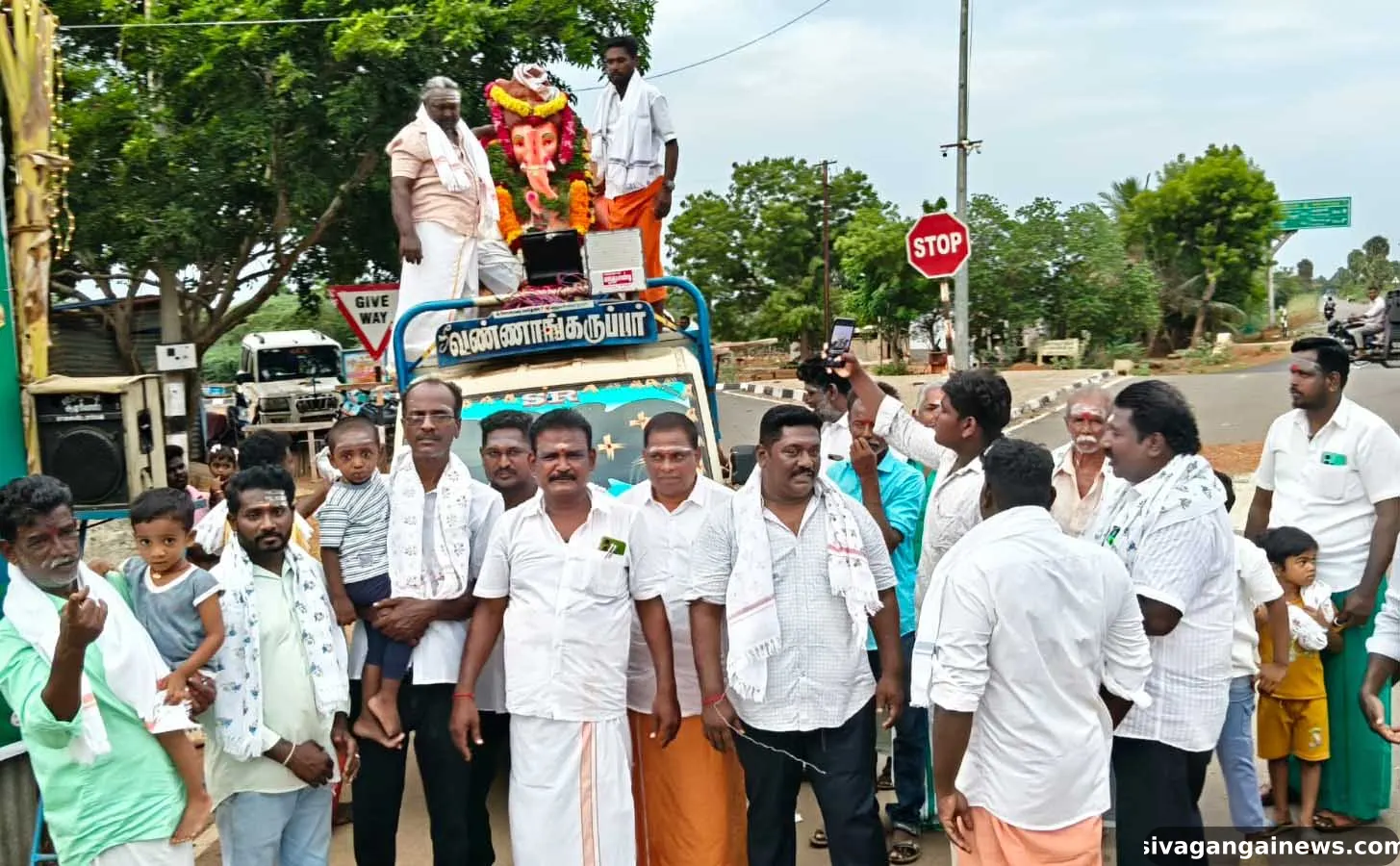 வ.சூரக்குடியில் விநாயகர் சிலை ஊர்வலம்