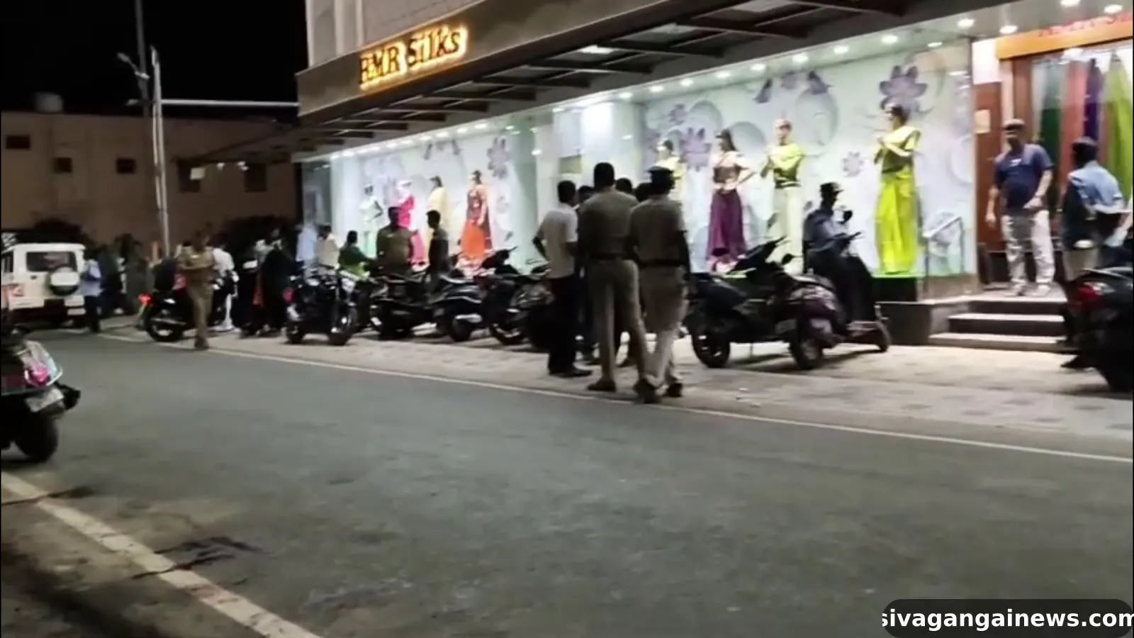 காரைக்குடியில் பிரபல துணிக்கடை முன்பு ஆட்டோ ஓட்டுநருக்கு அரிவாள் வெட்டு