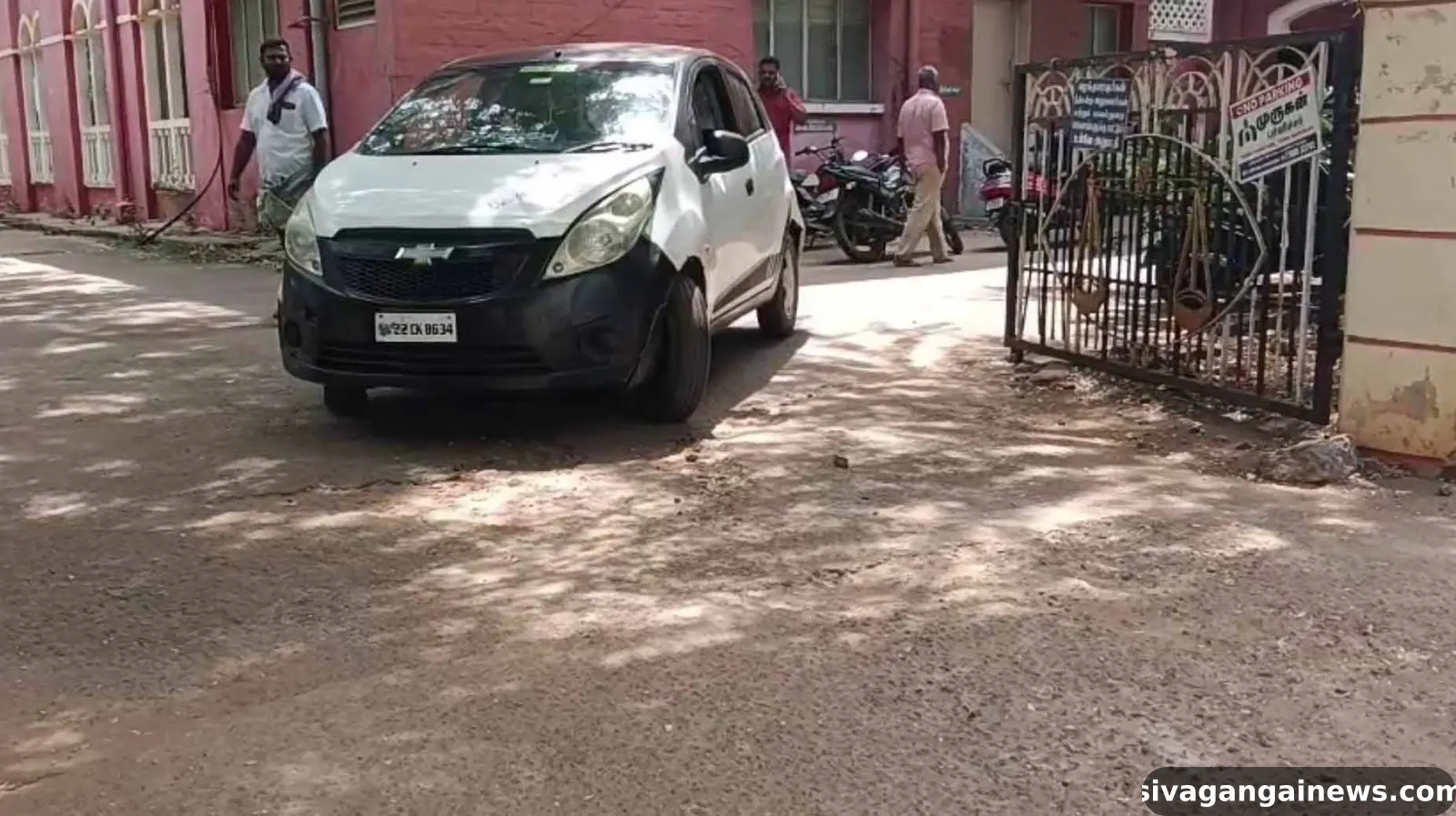 கோர்ட் வளாகத்திற்குள் போதையில் கார் ஓட்டி அமளி வக்கீல்கள், காவலர்கள் சுதாரிப்பால் பெரும் அசம்பாவிதம் தவிர்ப்பு