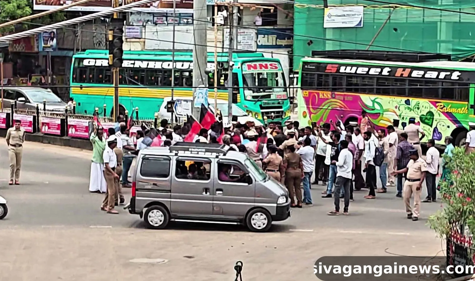 உதயநிதி ஸ்டாலின் கைது: காரைக்குடியில் திமுகவினர் சாலை மறியல்