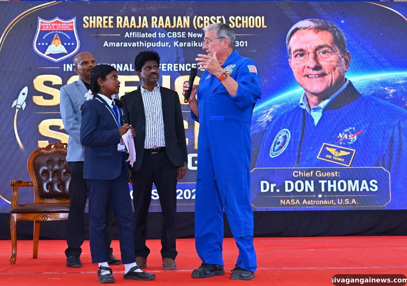 காரைக்குடி அமராவதிபுதூர் ராஜ ராஜன் பொறியியல் கல்லூரி மற்றும் ராஜ ராஜன் சி.பி.எஸ்.இ பள்ளியில் நடந்த விண்வெளி தொழில்நுட்பம் குறித்து சர்வதேச கருத்தரங்கில் பங்கேற்ற நாசா விஞ்ஞானி டான்தாமஸ் மாணவர்களுடன் கலந்துரையாடினார்.
