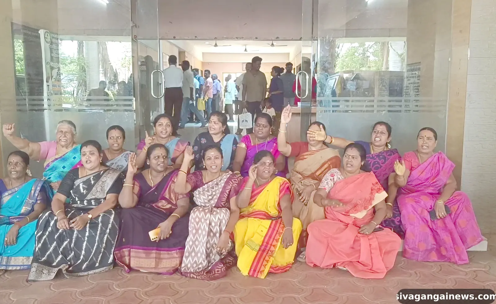 காரைக்குடி மாநகராட்சி அலுவலகம் வாசலில் தி.மு.க., - அ.தி.மு.க., பெண் கவுன்சிலர்கள் தர்ணா