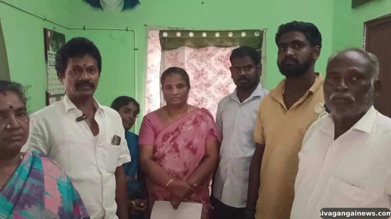 பள்ளத்தூர் வாரச்சந்தையை வியாபாரிகளுக்கு உடனே  வழங்கக் கோரி பேரூராட்சி  கவுன்சிலர்கள் உள்ளிருப்பு