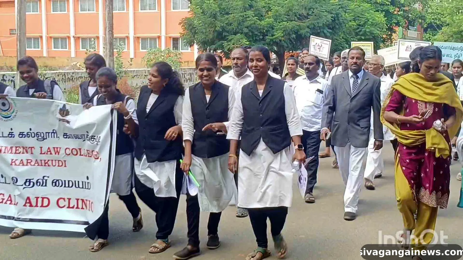 காரைக்குடியில் சமரச தீர்வு மையம் சார்பில் விழிப்புணர்வு பேரணி நீதிபதிகள், வழக்கறிஞர்கள், சட்டக் கல்லூரி மாணவர்கள் பங்கேற்பு