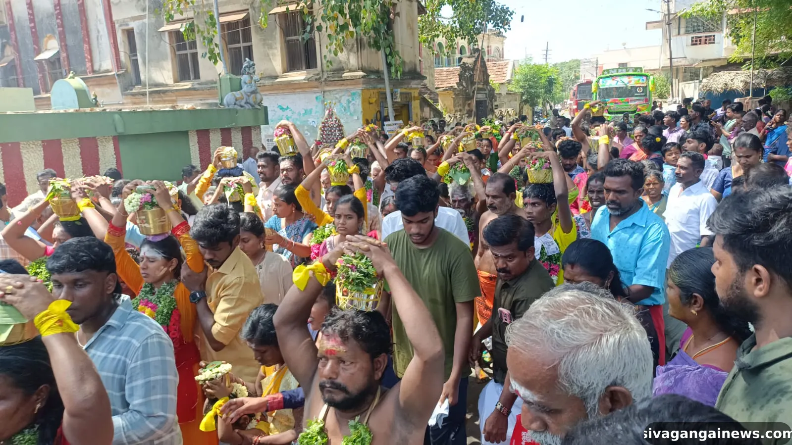 தேவகோட்டை முத்துமாரியம்மன் பால்குடம் எடுத்து வழிபட்ட பக்தர்கள்