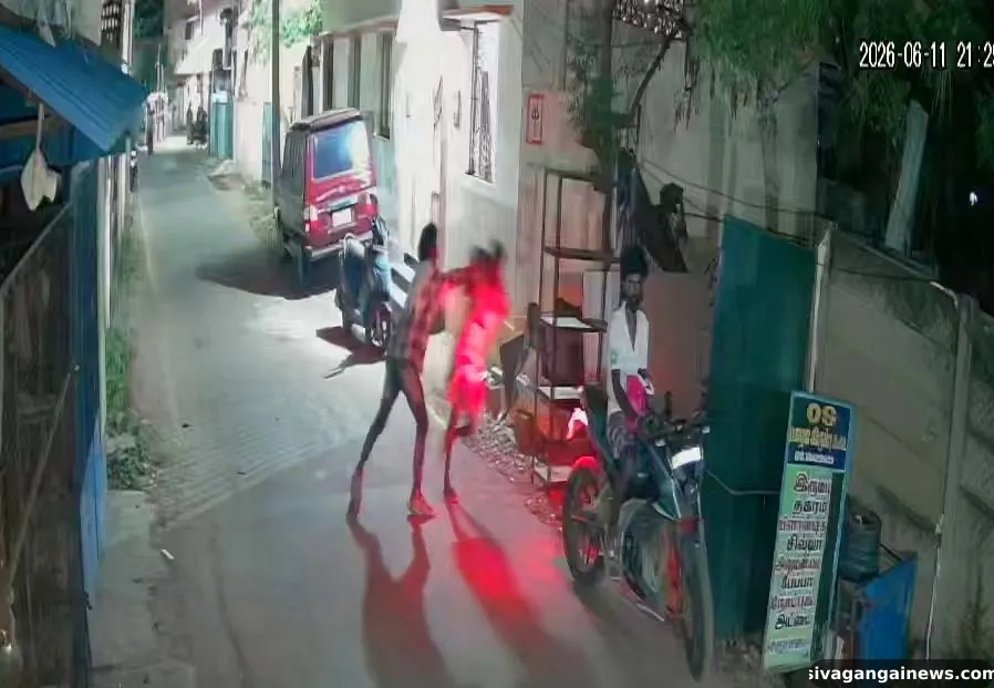 தொழிலாளியை தாக்கிய போதை ஆசாமி; சிசிடிவி காட்சிகள் வெளியீடு