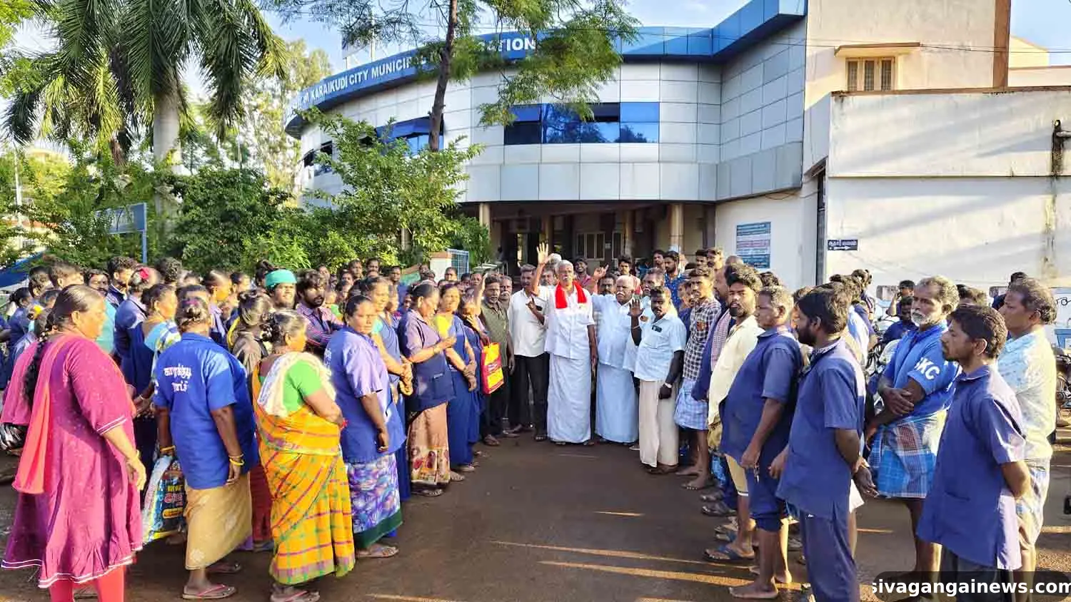காரைக்குடியில் உணவுப்படி வழங்க வலியுறுத்தி  தூய்மை பணியாளர்கள் வேலை நிறுத்தபோராட்டம்